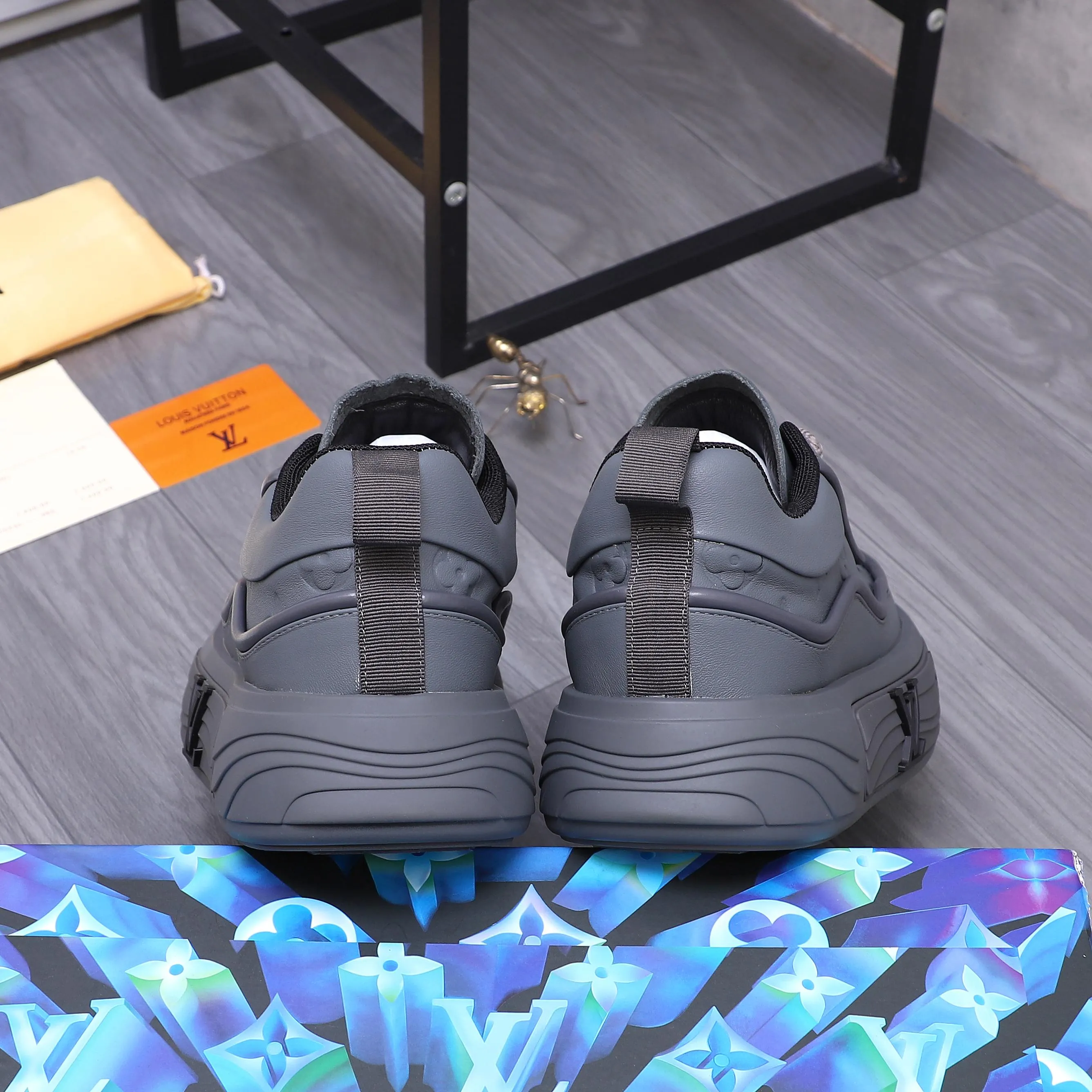 Men's shoes 💰560 Product trademark: LV [Louis Vuitton] casual shoes, regular size. Size: 38-46 (38.45.46 is custom-made and non-returnable) Product materials: Selected high-quality cowhide stitching embossed cowhide upper, cowhide insole, mesh lining, original outsole